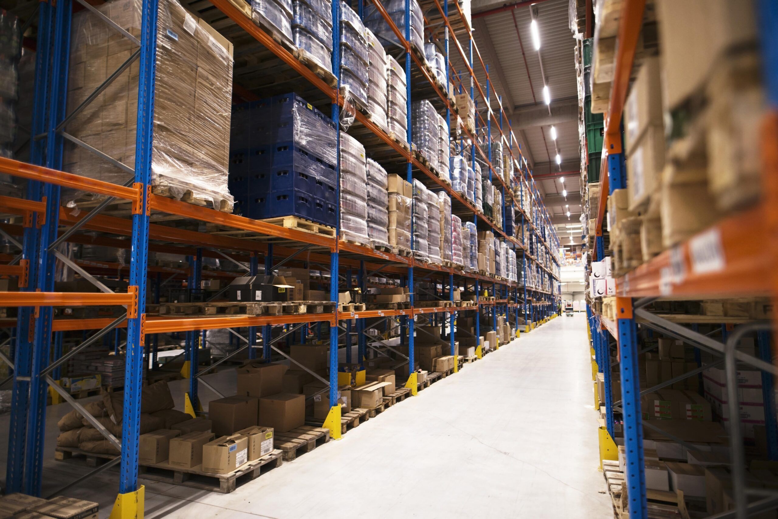 interior-gran-almacen-distribucion-estantes-apilados-paletas-productos-listos-mercado-min